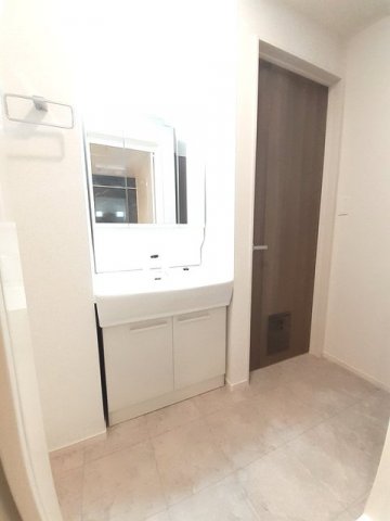 洗面設備　ゆったりとスペースのある洗面所