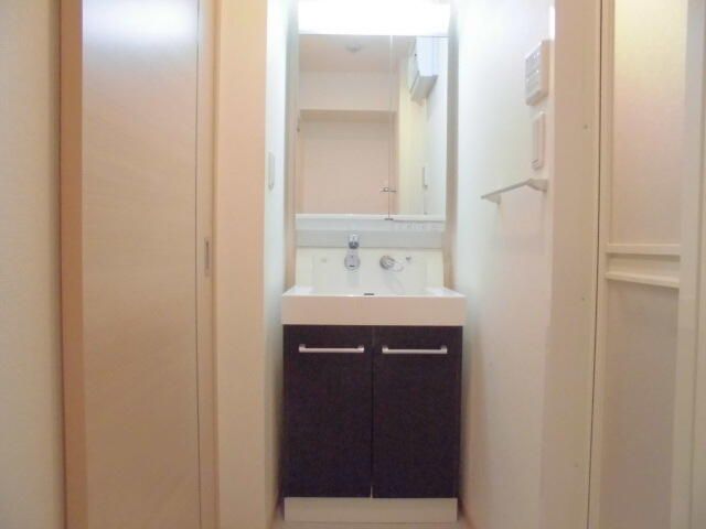 洗面設備　シャワー付洗面化粧台