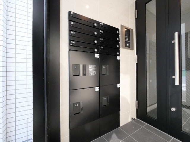 エントランス　留守中も荷物が受け取れて便利な宅配ＢＯＸ完備しています♪