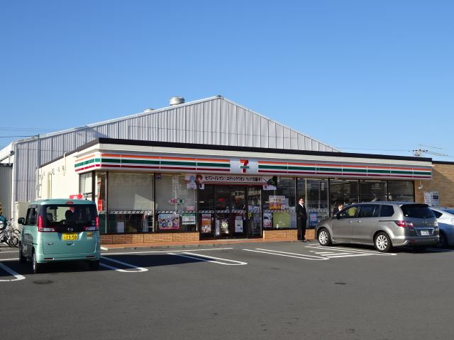 コンビニ　セブンイレブン（コンビニ）まで810m