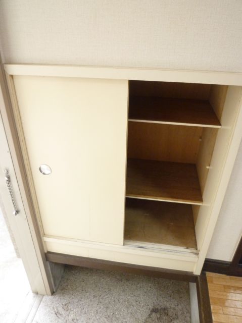 玄関　下駄箱あります。