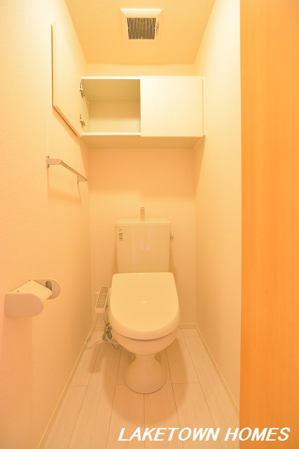 トイレ　上部に収納のある温水洗浄便座付のトイレです。