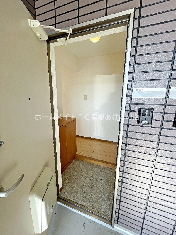 玄関　同型別部屋写真（反転）