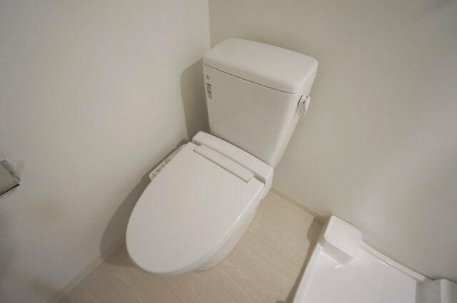 トイレ　棚収納と温水洗浄便座月のトイレ