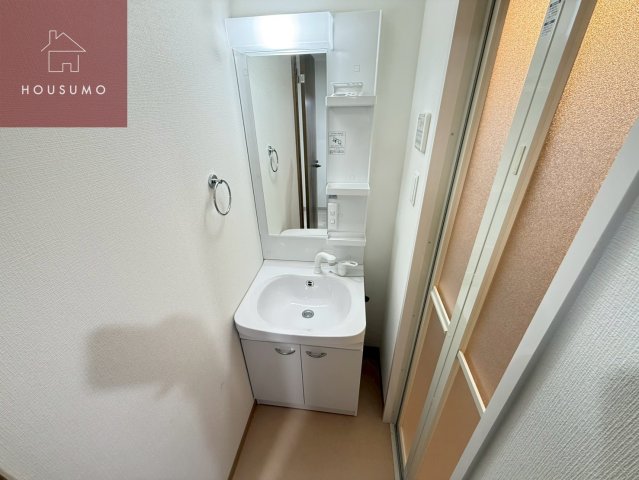洗面設備　明るい洗面所です