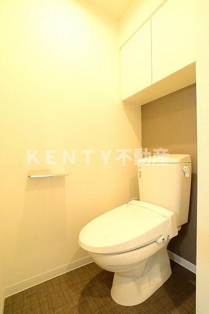 トイレ　落ち着いた色調のトイレです