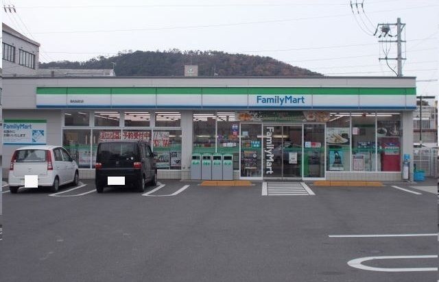 コンビニ　ファミリーマートさん（コンビニ）まで450m