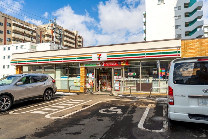 コンビニ　セブンイレブン札幌北2条東8丁目店（コンビニ）まで452m