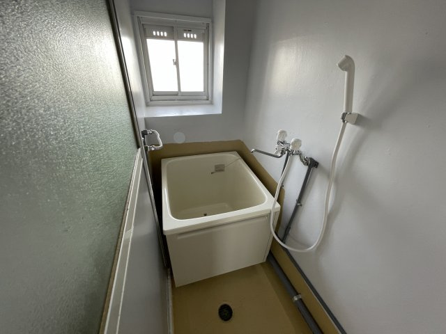 バス・シャワールーム　窓付きで換気も楽々！