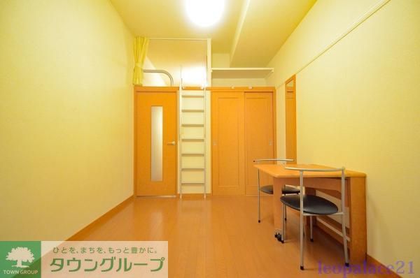 レオパレスセレーヌの居間写真