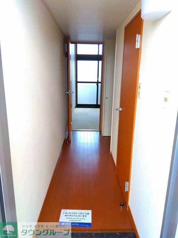 レオパレスオネスティIIIの玄関写真