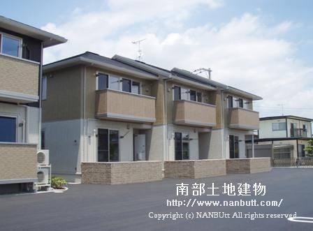 建物外観　2011年6月築の軽量鉄骨造☆