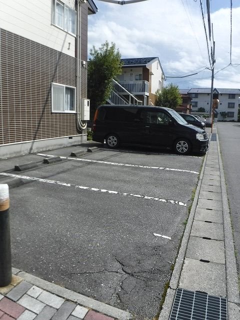 【シャルムIの駐車場】