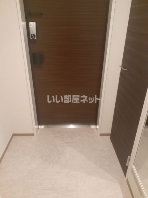 【松山市小坂のマンションの玄関】