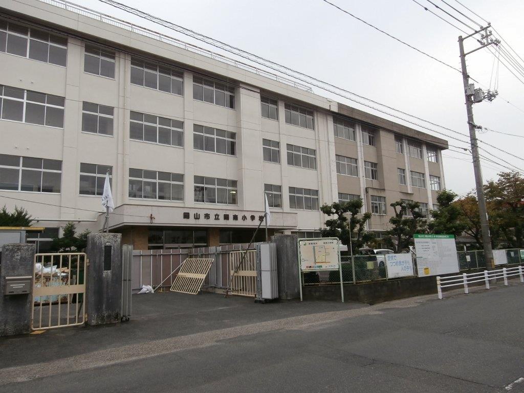 【岡山市北区富田のマンションの小学校】