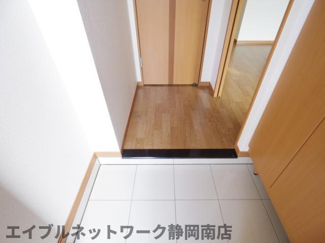 【藤枝市高洲のマンションの玄関】