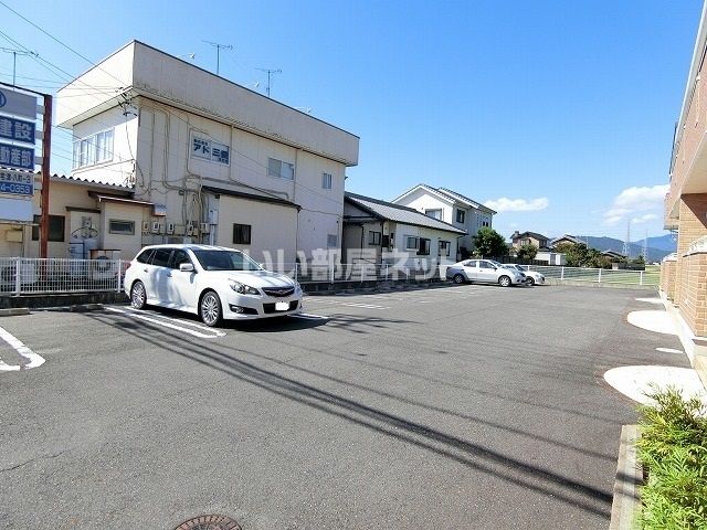 【津市神納のアパートの駐車場】