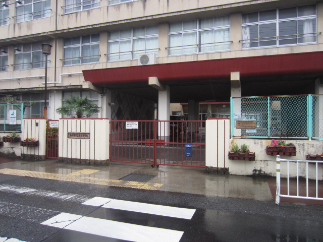 【岸和田市加守町のマンションの中学校】