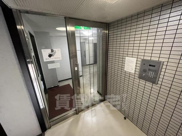 【京都市中京区占出山町のマンションのエントランス】