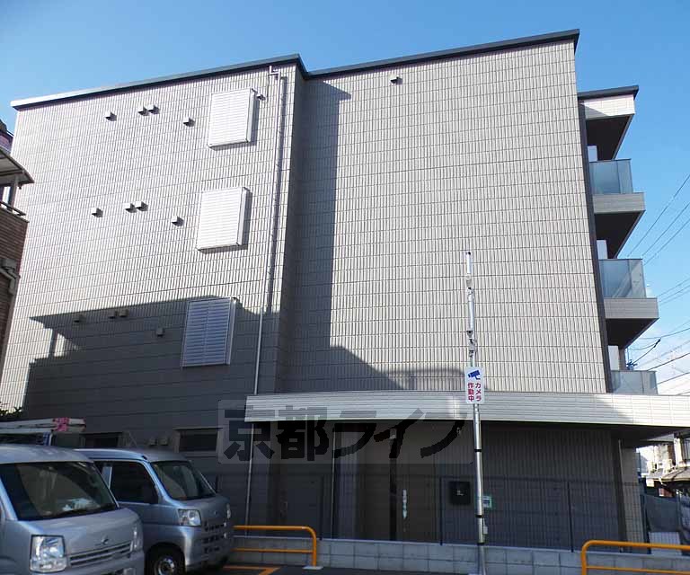 【京都市中京区西ノ京小倉町のマンションの建物外観】