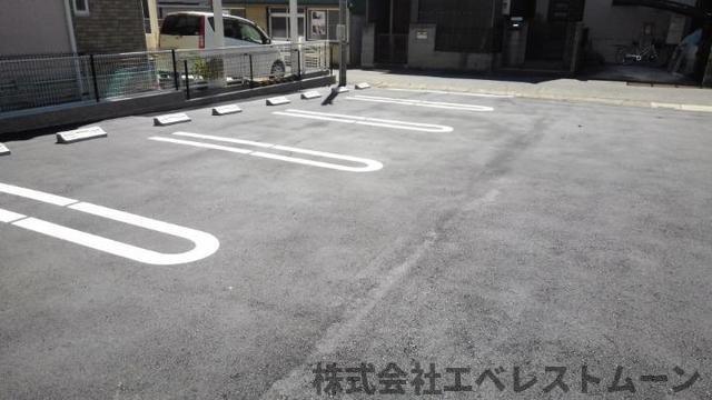 【名古屋市中川区元中野町のアパートの駐車場】