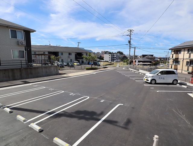 【インター池田IIIの駐車場】