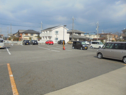 【彦根市長曽根南町のマンションの駐車場】