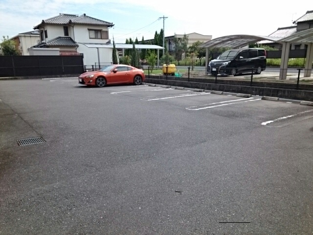 【三重郡朝日町大字柿のアパートの駐車場】