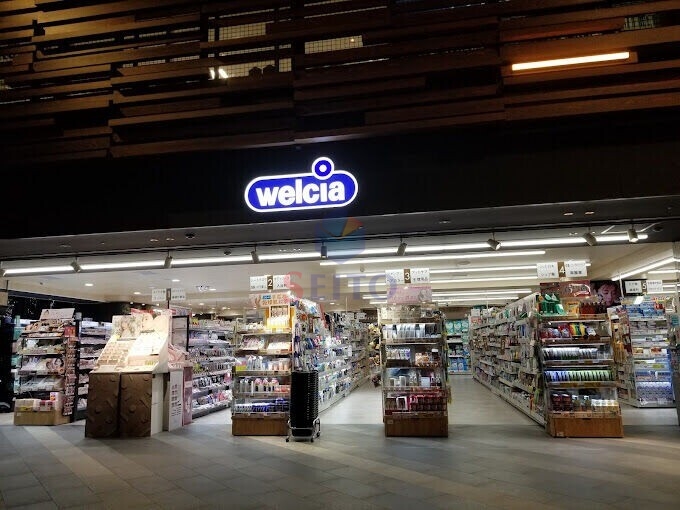 ドラックストア　ウエルシア江坂駅前店（ドラッグストア）まで115m