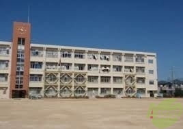 小学校　神戸市立有瀬小学校（小学校）まで293m