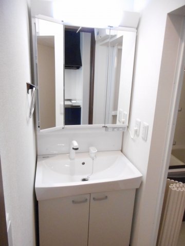 洗面設備　独立洗面台あり、毎朝おしゃれに忙しい女性の方におすすめです