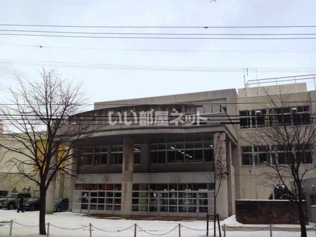 小学校　山鼻南小学校（小学校）まで682m