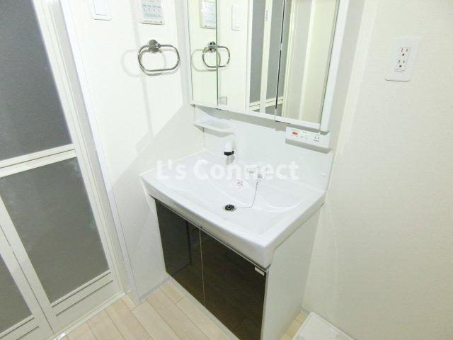 洗面設備　朝の支度もスムーズな独立洗面台。