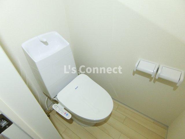 トイレ　温水洗浄便座付きのトイレ。