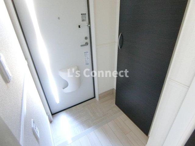 玄関　背の高い下駄箱で靴も収納できます。