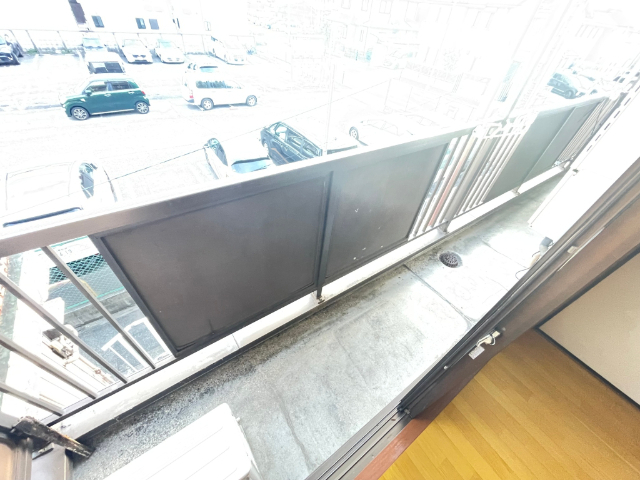 バルコニー　小窓があるトイレですよ。