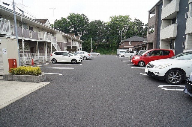 駐車場　駐車場があるので、車を買う予定の方も安心です