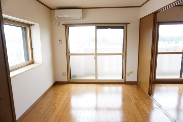 居室・リビング　南側洋室６帖※同タイプ参考写真