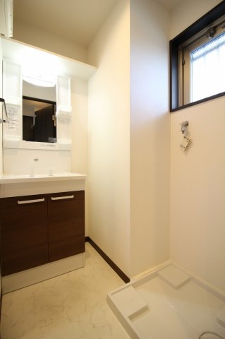 洗面設備　明るい洗面所です