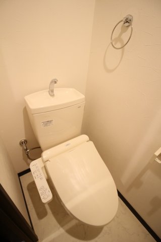 トイレ　落ち着いた色調のトイレです