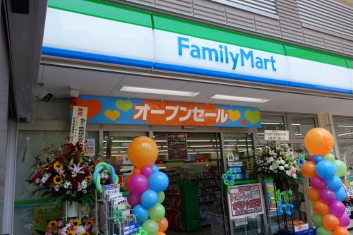 コンビニ　ファミリーマート新宿税務署通り店（コンビニ）まで452m