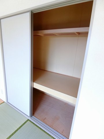 収納　写真は同建物の別部屋を参考に掲載しております。