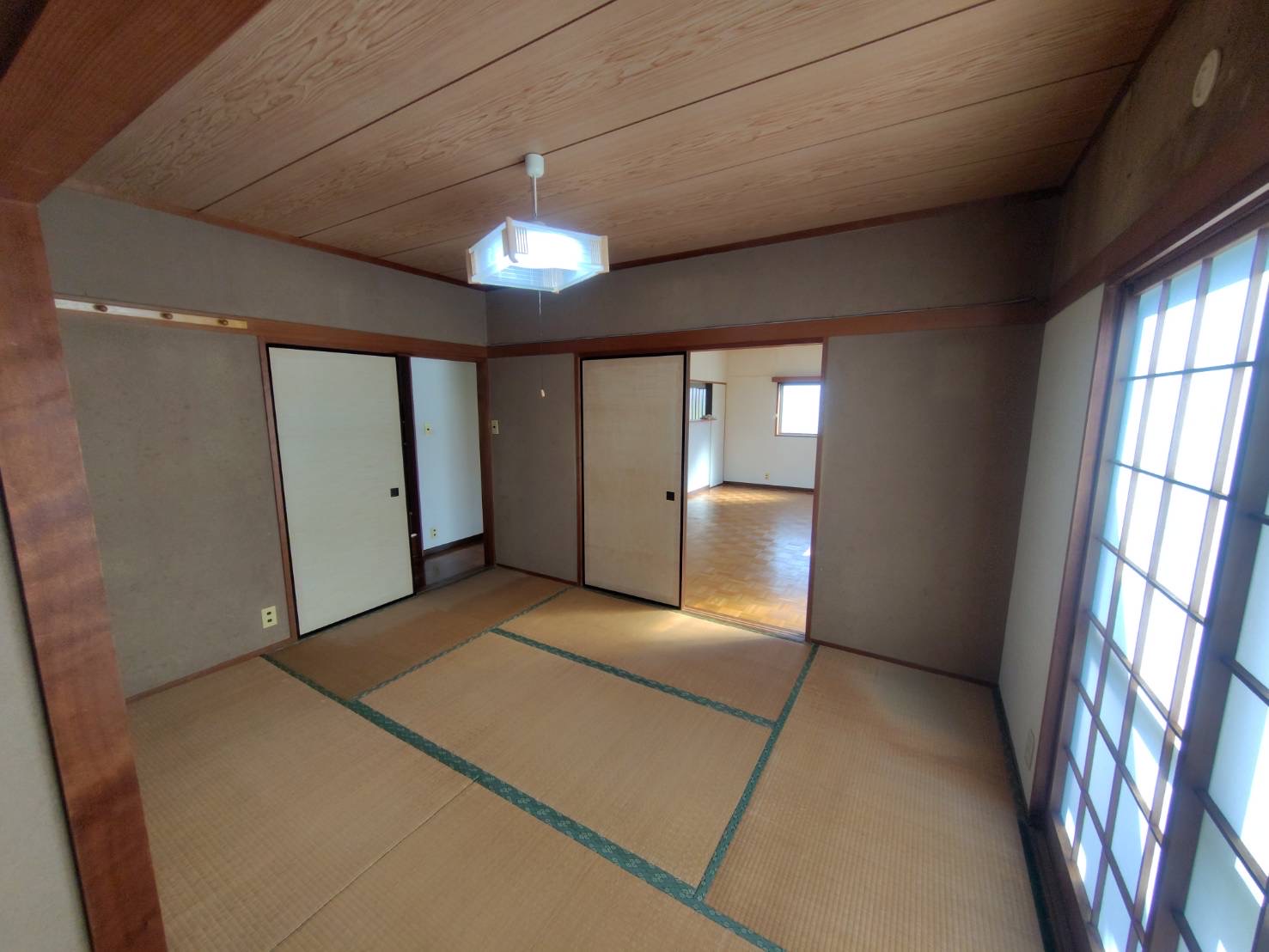居室・リビング　リビングとなりの部屋広く使えます