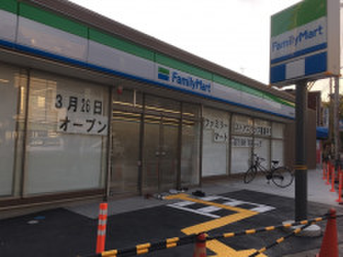 コンビニ　ファミリーマート（コンビニ）まで300m