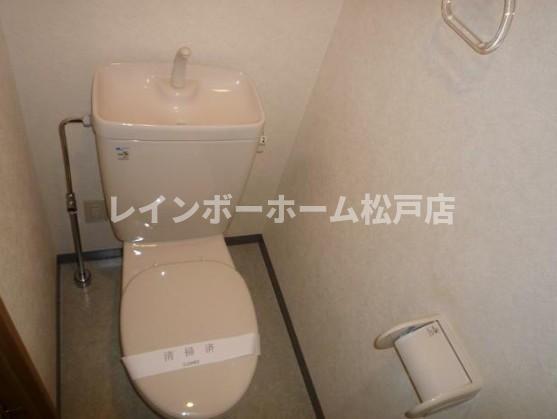 トイレ　落ち着いた色調のトイレです