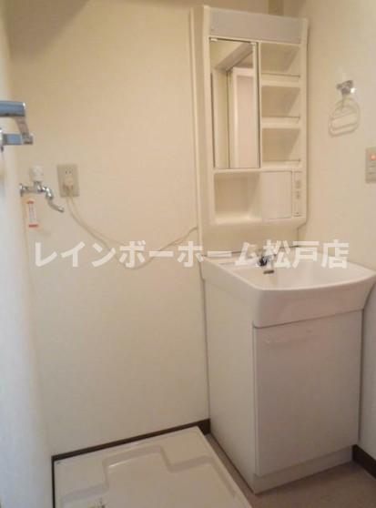 洗面設備　ゆったりとスペースのある洗面所