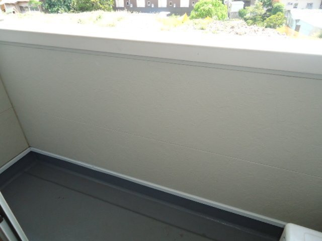 バルコニー　南向きバルコニーで日当たり良好です。