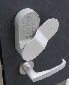 セキュリティ　電子キーはICカードタッチで開きます。