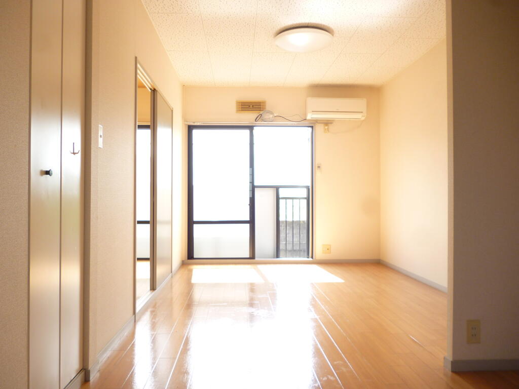 メゾンタチIの居間写真