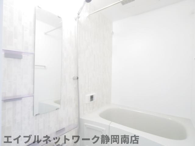 バス・シャワールーム　落ち着いた空間のお風呂です